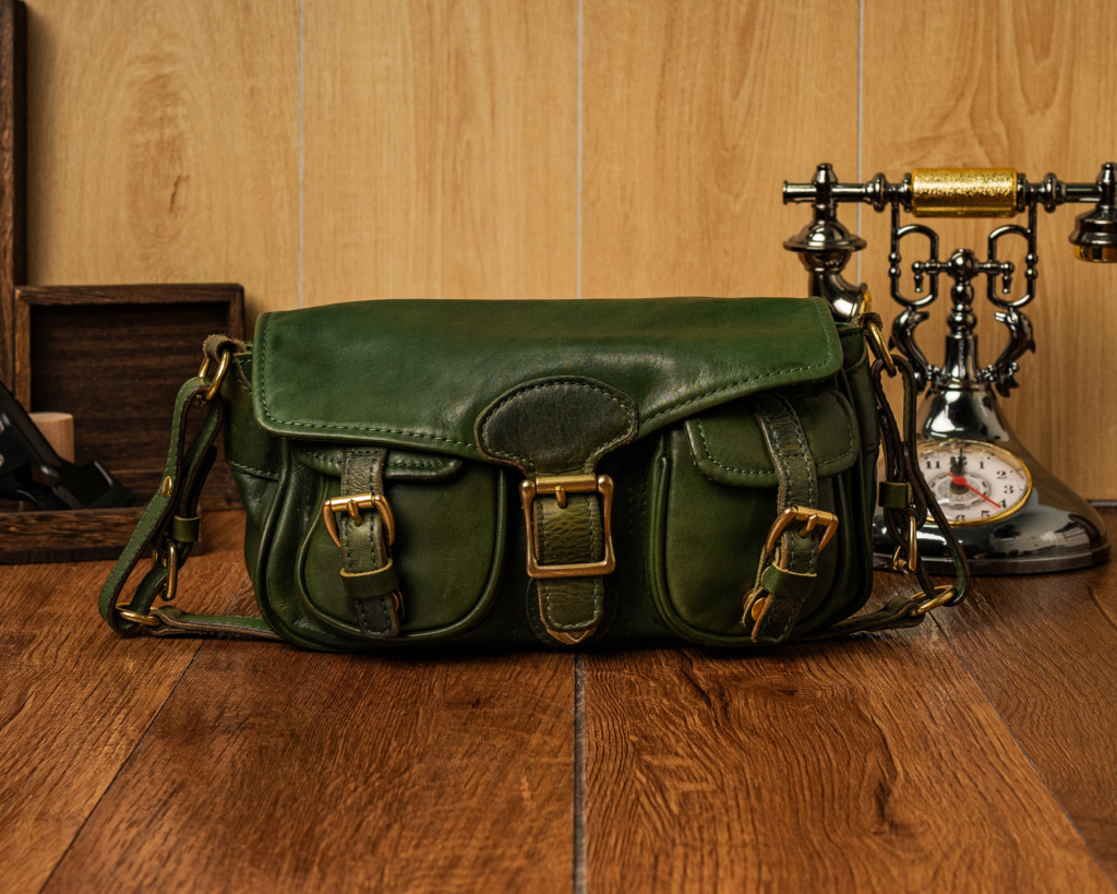 ARROW SLING BAG - Moss Green