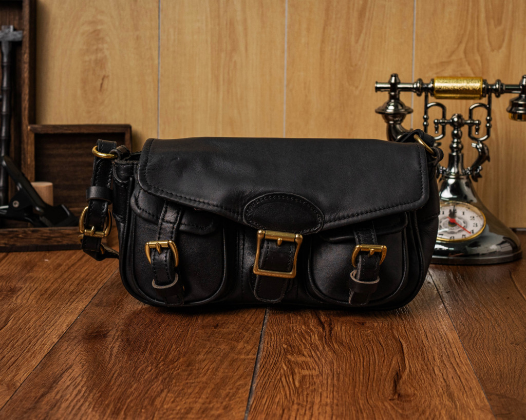 ARROW SLING BAG - Black
