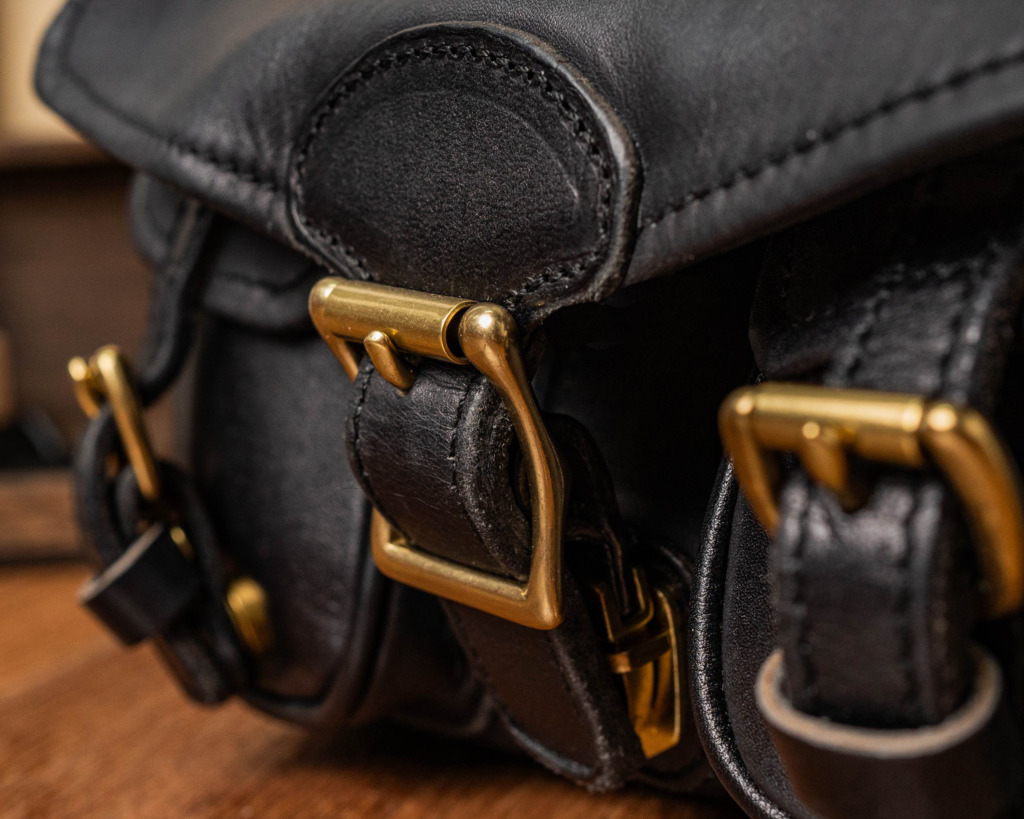 ARROW SLING BAG - Black - Image 4